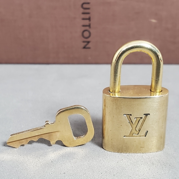 #307 AUthentic LOUIS VUITTON Lock Key Set Padlock Brass Polished Gold Ne… - Picture 11 of 16